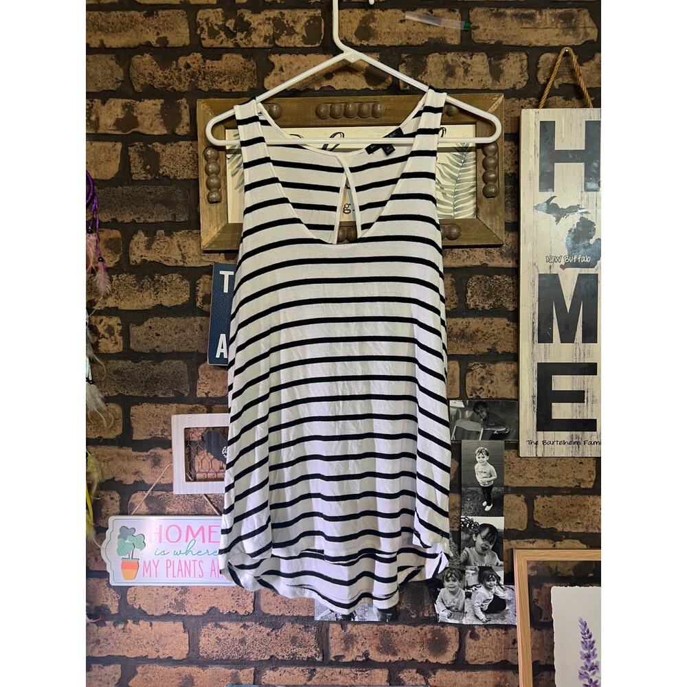 Size medium banana republic white tank black stripes with keyhole back